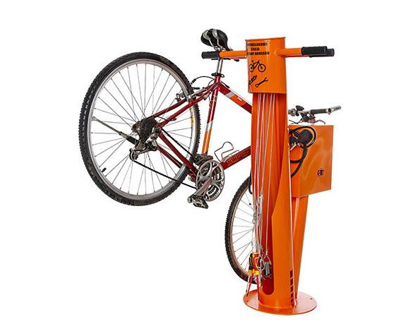 Cykel ophængt på cykelservicestation