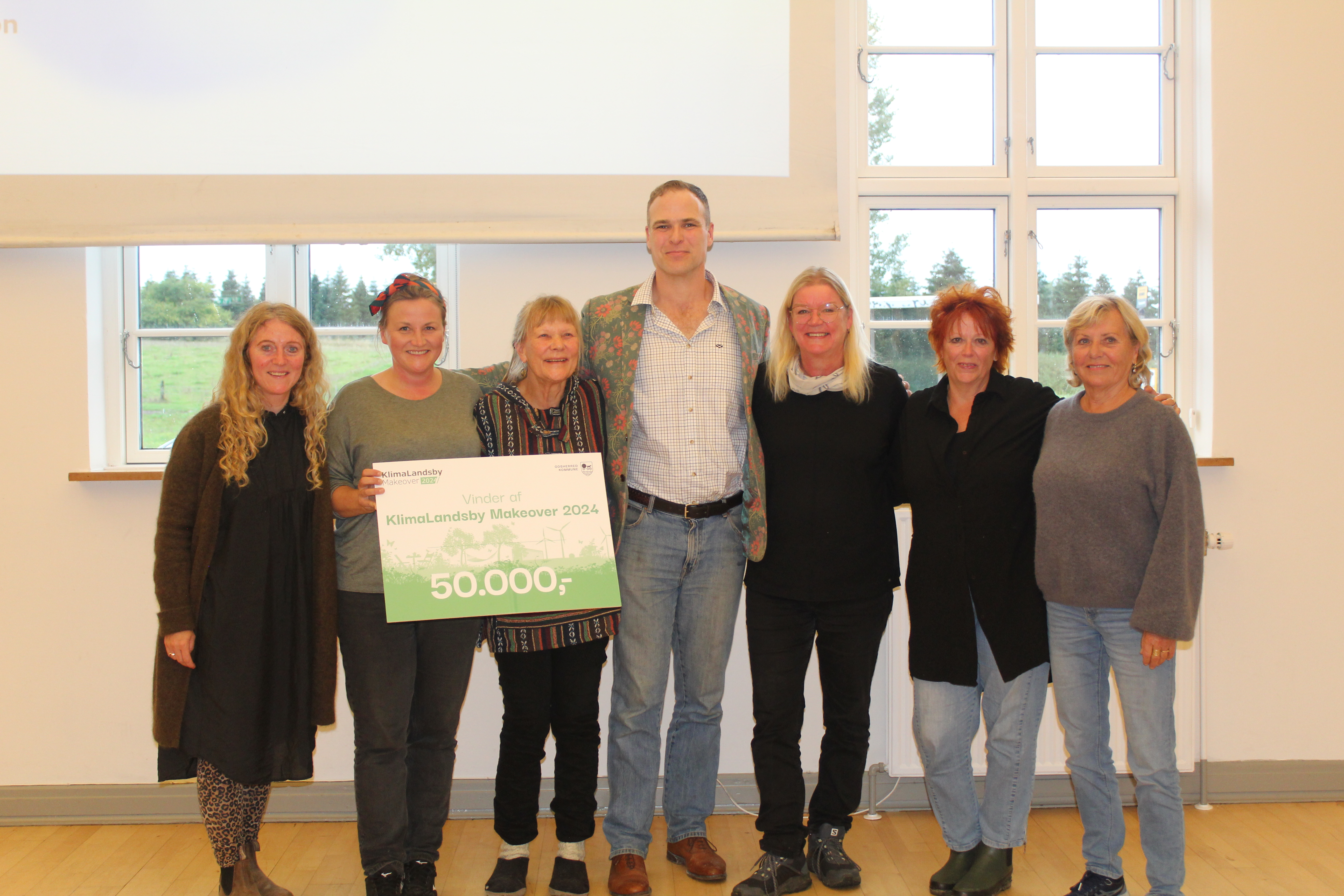 Vinderne af Klimalandsby Makeover 2024 sammen med de tre dommere.