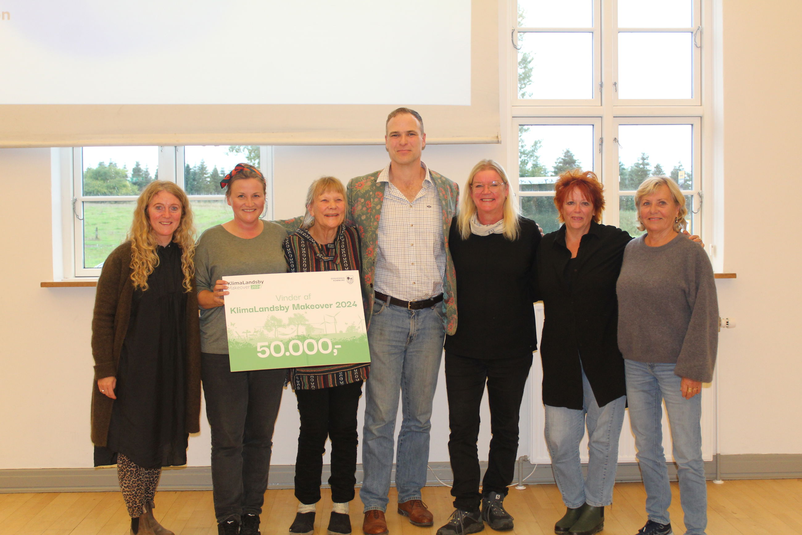 Vinderne af Klimalandsby Makeover 2024 sammen med de tre dommere.