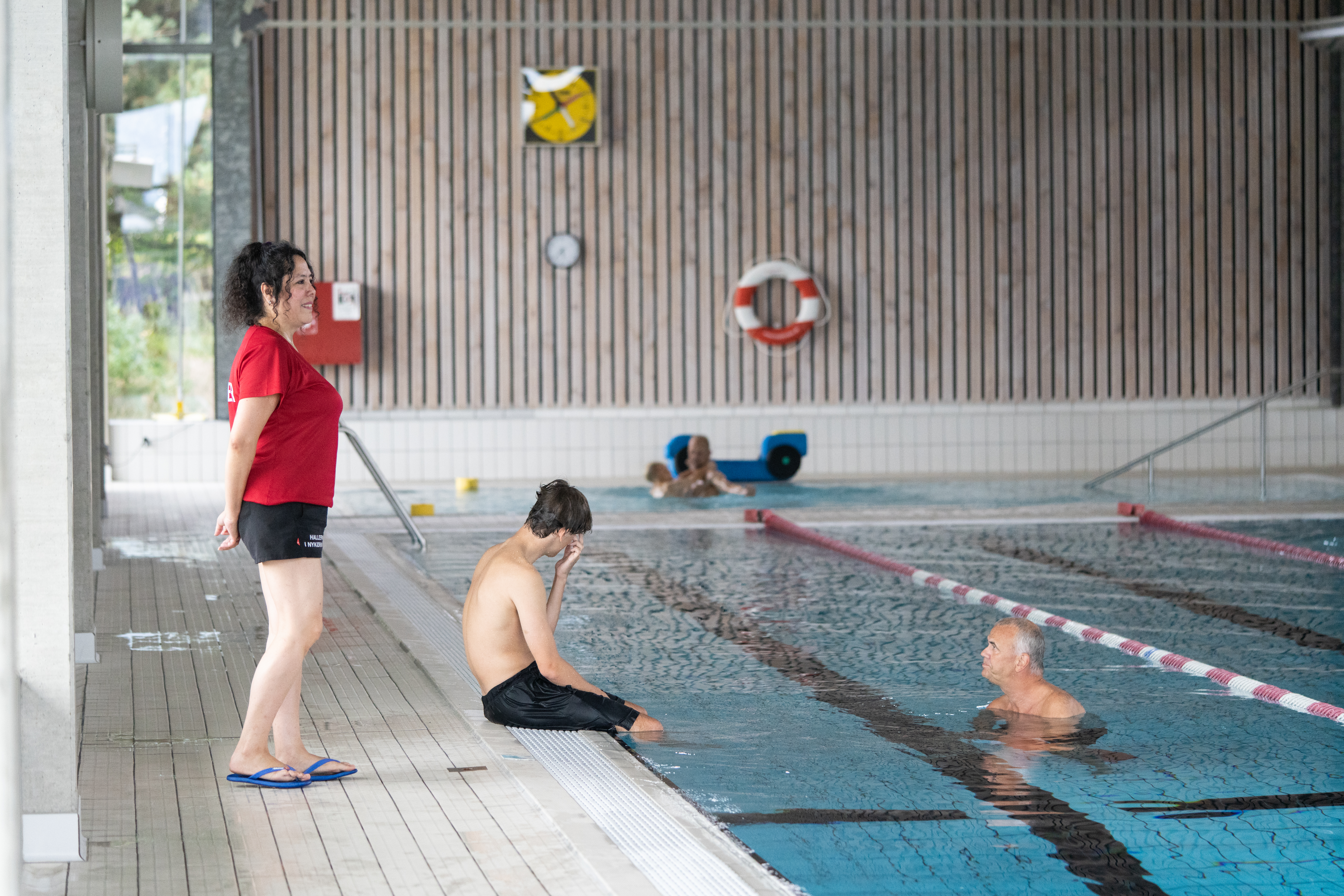 Livredder på kanten af bassinet i Nykøbing Svømmehal