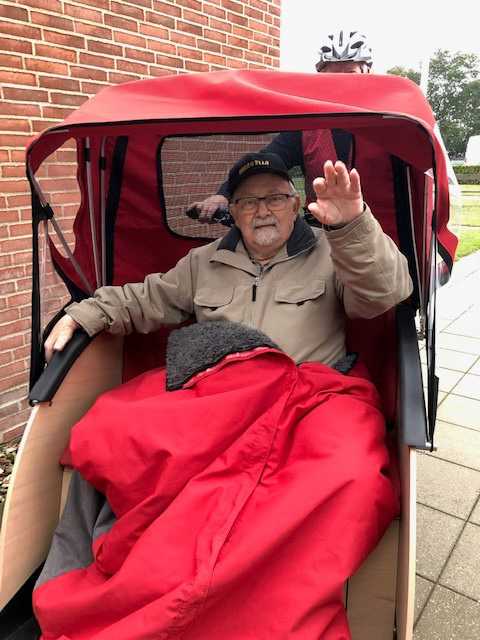 Vinkende beboer i Rickshawcykel