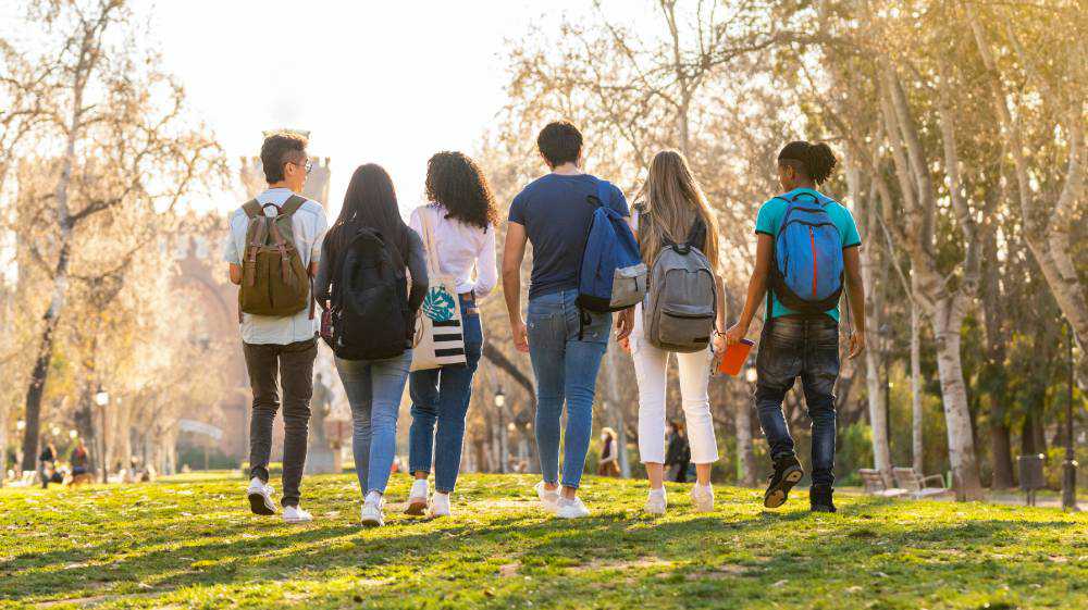 Unge mennesker på tur i park